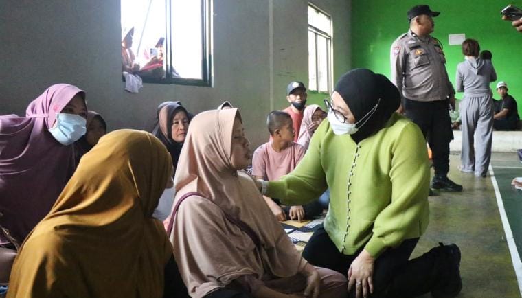 Wabup Tangerang mengimbau warga terdampak asap TPA Jatiwaringin memakai masker dan segera berobat jika mengalami gangguan kesehatan.