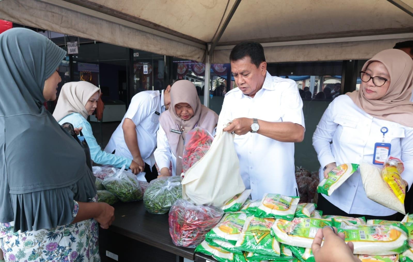 Pemkab Tangerang hadirkan Warteksi Gemilang di Cikupa, warga bisa membeli kebutuhan pokok dengan harga lebih terjangkau.