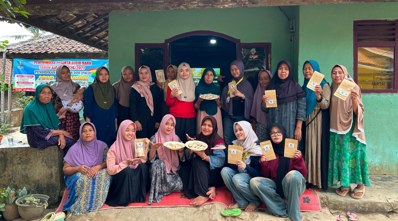 KKN-PPM UGM mengenalkan cireng isi melinjo di Desa Ciwarna, Serang, sebagai inovasi olahan untuk meningkatkan nilai ekonomi komoditas lokal.