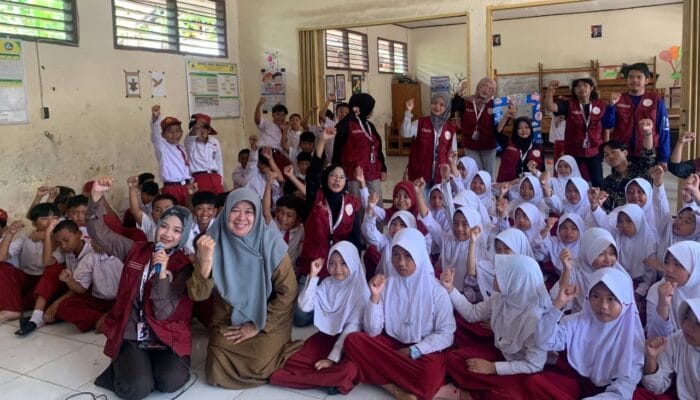 Mahasiswa KUKERTA Kelompok 25 UIN SMH Banten menggelar sosialisasi anti-bullying di SDN 01 Cicaringin untuk membangun empati siswa.