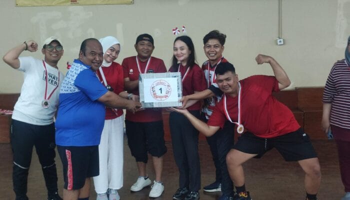 Rayakan HUT ke-81 RI, Bawaslu Tangsel gelar lomba kelompok untuk mempererat komunikasi dan kekompakan antarpegawai.
