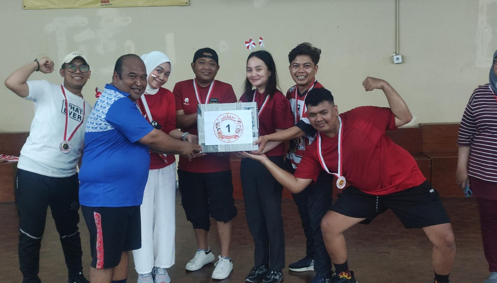 Rayakan HUT ke-81 RI, Bawaslu Tangsel gelar lomba kelompok untuk mempererat komunikasi dan kekompakan antarpegawai.