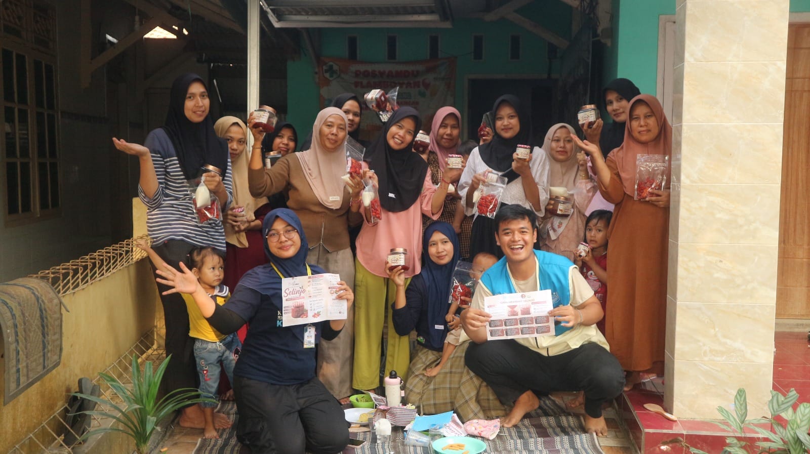 KKN-PPM UGM mengembangkan selai melinjo di Desa Sangiang, Serang, sebagai inovasi diversifikasi produk untuk meningkatkan ekonomi lokal.