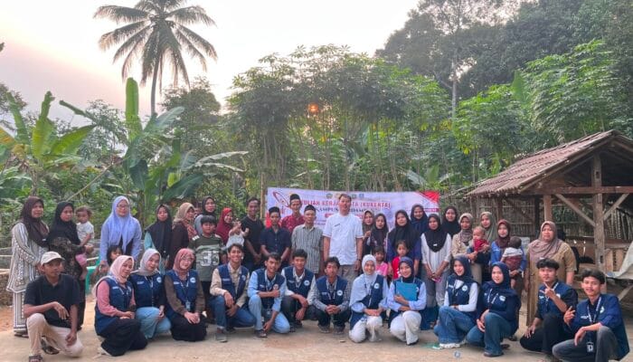 Mahasiswa KUKERTA UIN SMH Banten edukasi warga Gunungsari tentang pengelolaan sampah dan pentingnya menjaga kebersihan lingkungan.