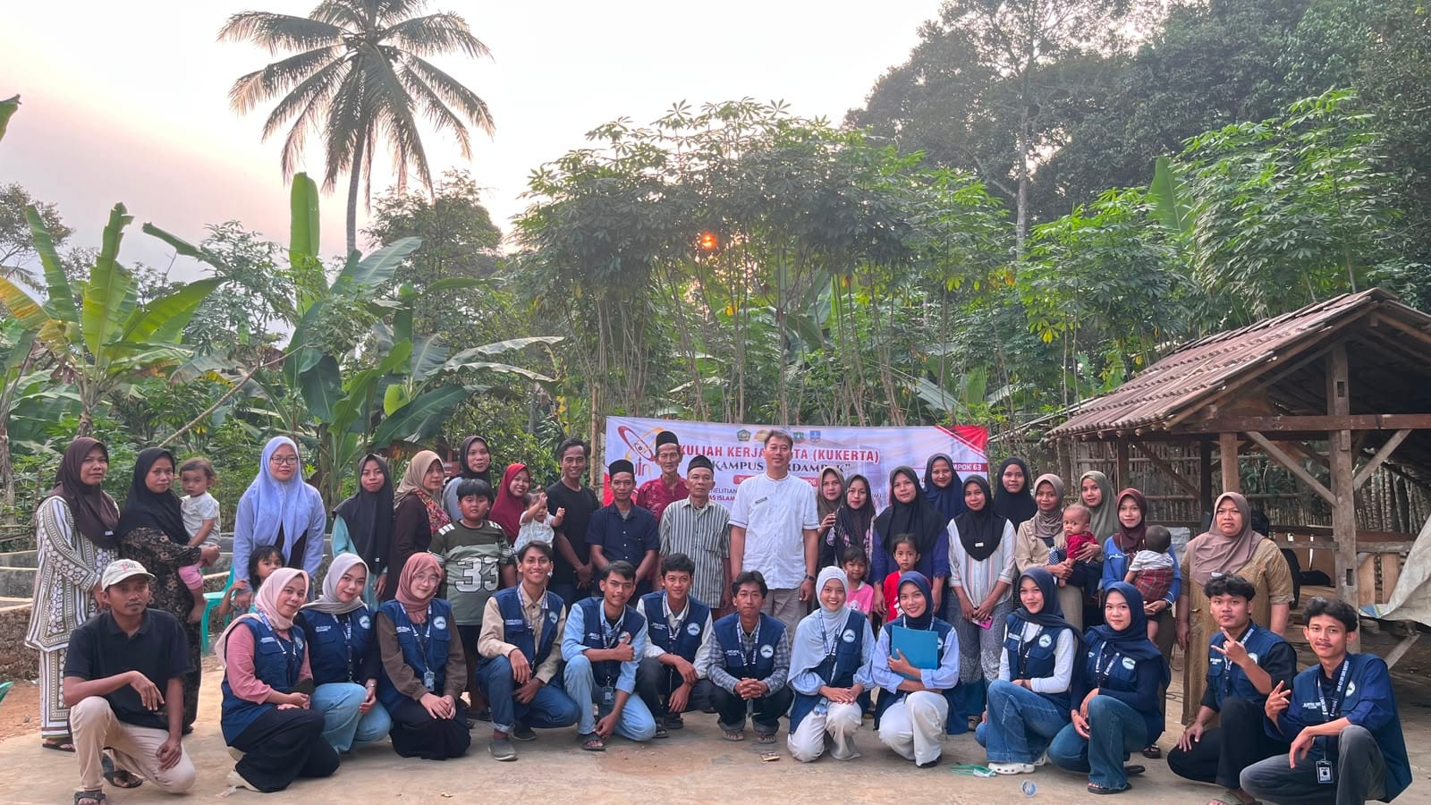 Mahasiswa KUKERTA UIN SMH Banten edukasi warga Gunungsari tentang pengelolaan sampah dan pentingnya menjaga kebersihan lingkungan.