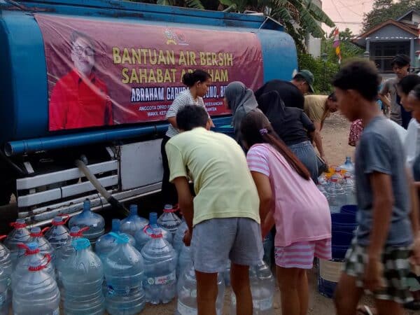 Dua Truk Tangki Air Dikirim Abraham Garuda Laksono untuk Warga Terdampak Kekeringan di Cukanggalih