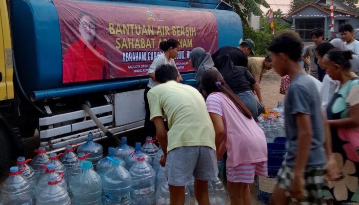 Dua mobil tangki membawa 18.000 liter air bersih untuk membantu 485 KK di Cukanggalih yang terdampak kekeringan.
