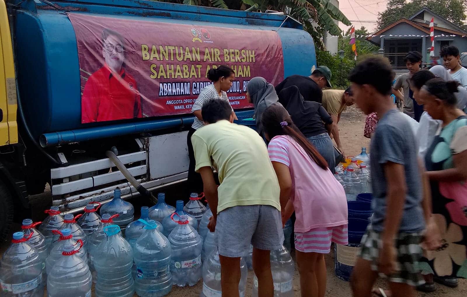 Dua mobil tangki membawa 18.000 liter air bersih untuk membantu 485 KK di Cukanggalih yang terdampak kekeringan.