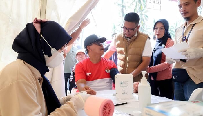 Gubernur Banten Andra Soni memantau CKG di Labuan, warga antusias memanfaatkan layanan pemeriksaan kesehatan gratis.
