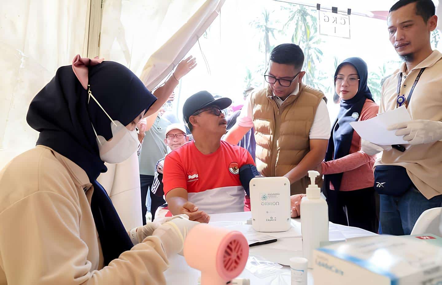 Gubernur Banten Andra Soni memantau CKG di Labuan, warga antusias memanfaatkan layanan pemeriksaan kesehatan gratis.