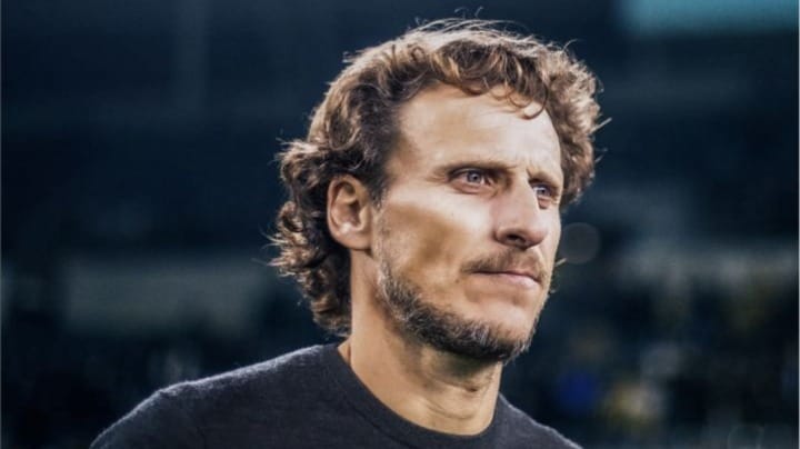Diego Forlan resmi jadi pelatih interim Timnas Uruguay usai era Marcelo Bielsa. Misi berat membangkitkan La Celeste pasca Piala Dunia 2026.