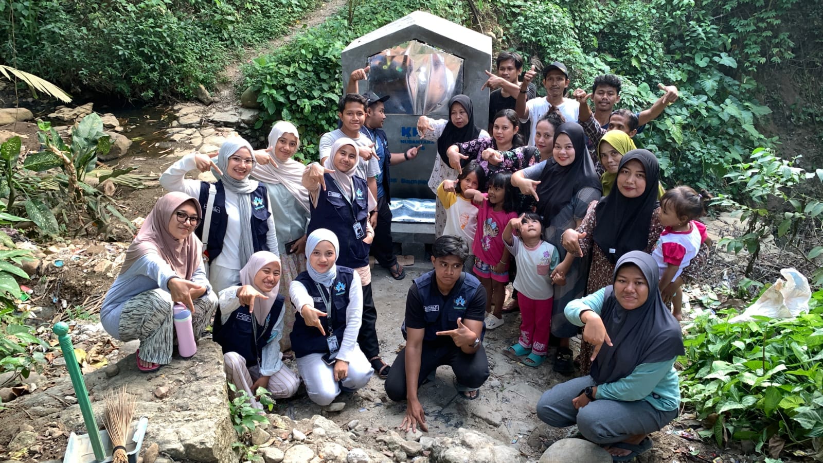 KKN Nusantara Kelompok 7 menghadirkan Rocket Stove di Desa Nayagati sebagai solusi mengatasi penumpukan sampah dan menjaga lingkungan.