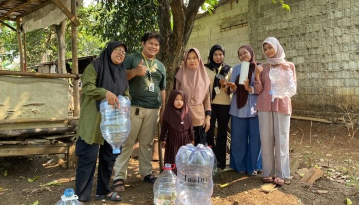 KKN UMT Kunciran Jaya edukasi warga RT 05 dan RT 06 mengolah sampah organik menjadi kompos dan memanfaatkannya melalui lubang biopori.