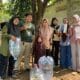 KKN UMT Kunciran Jaya edukasi warga RT 05 dan RT 06 mengolah sampah organik menjadi kompos dan memanfaatkannya melalui lubang biopori.