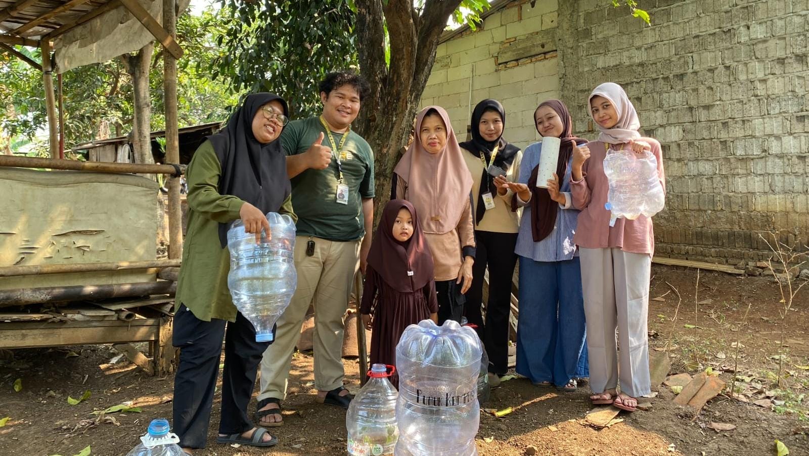 KKN UMT Kunciran Jaya edukasi warga RT 05 dan RT 06 mengolah sampah organik menjadi kompos dan memanfaatkannya melalui lubang biopori.
