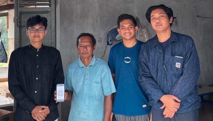 KKN Nusantara Kelompok 8 mendorong digitalisasi UMKM Desa Cisimeut Raya melalui pendampingan dan pembuatan QRIS untuk transaksi digital.