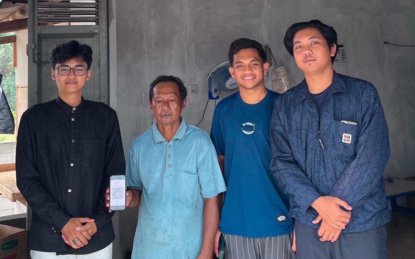 KKN Nusantara Kelompok 8 mendorong digitalisasi UMKM Desa Cisimeut Raya melalui pendampingan dan pembuatan QRIS untuk transaksi digital.