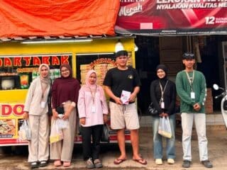 Dorong UMKM Go Digital, KKN Kelompok 11 UIN Banten Bantu 10 Pedagang di Lebak Miliki QRIS