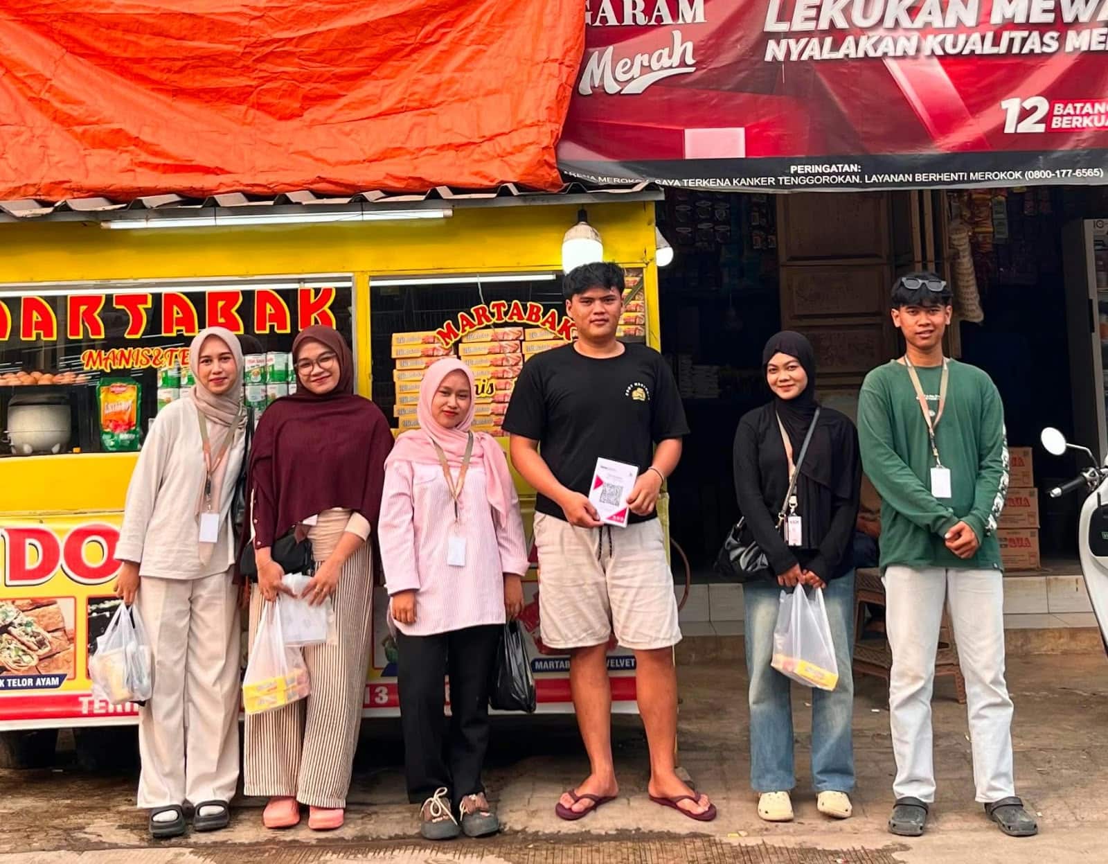 KKN Kelompok 11 UIN Banten bantu 10 UMKM di Lebak memiliki QRIS, dari pendataan hingga pencetakan untuk transaksi digital.