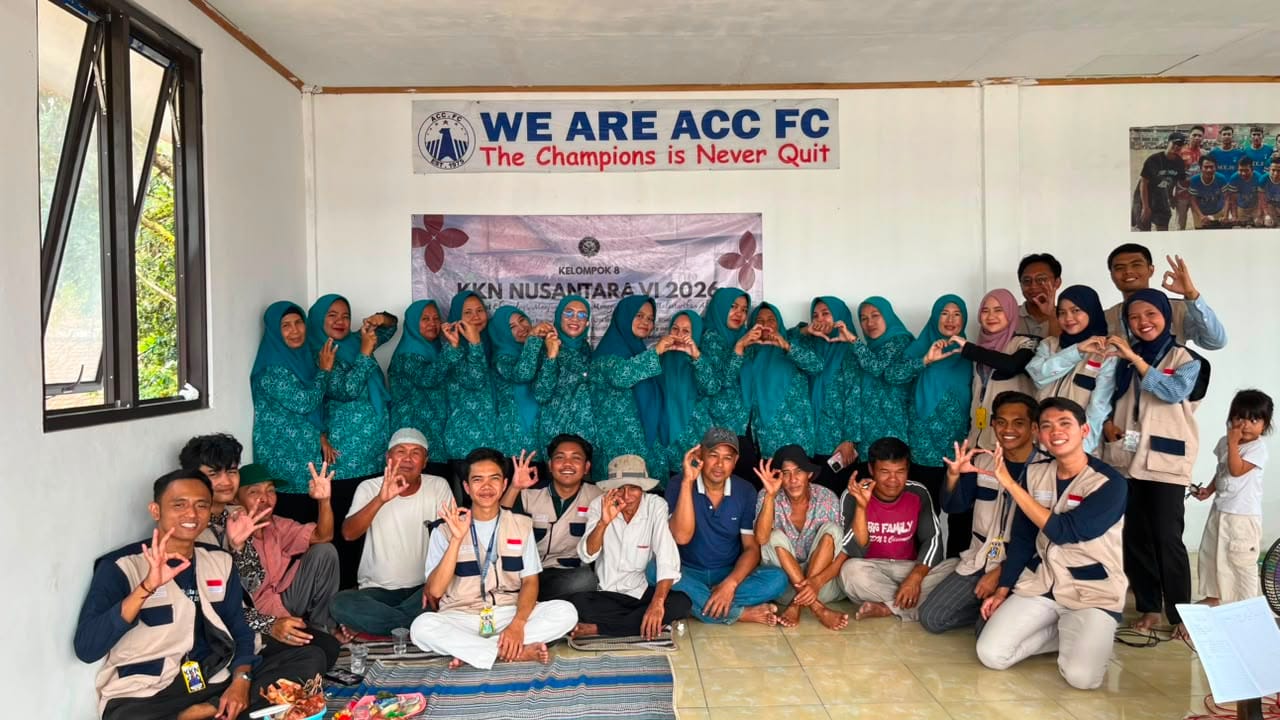 KKN Nusantara Kelompok 8 mengajarkan pembuatan briket sekam padi di Lebak untuk mengolah limbah pertanian menjadi energi alternatif bernilai ekonomi.