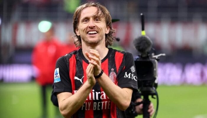 Luka Modric resmi memperpanjang kontrak bersama AC Milan. Di usia 40 tahun, ia masih berambisi membawa Rossoneri bangkit musim depan.
