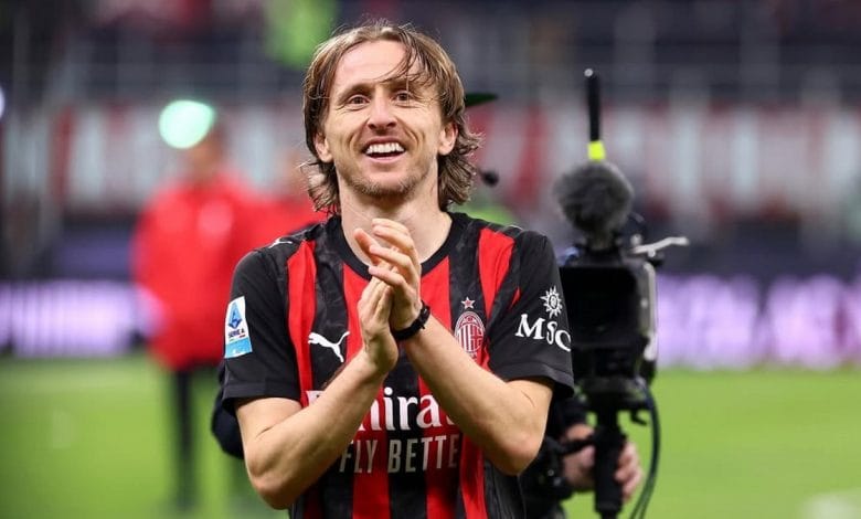 Luka Modric resmi memperpanjang kontrak bersama AC Milan. Di usia 40 tahun, ia masih berambisi membawa Rossoneri bangkit musim depan.