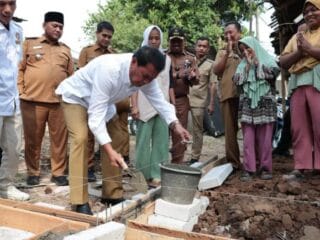Maesyal Rasyid Letakkan Batu Pertama Pembangunan RTLH untuk Warga Sindang Asih