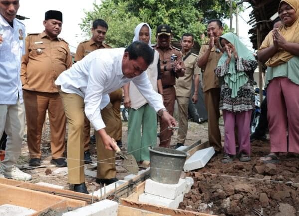 Maesyal Rasyid Letakkan Batu Pertama Pembangunan RTLH untuk Warga Sindang Asih