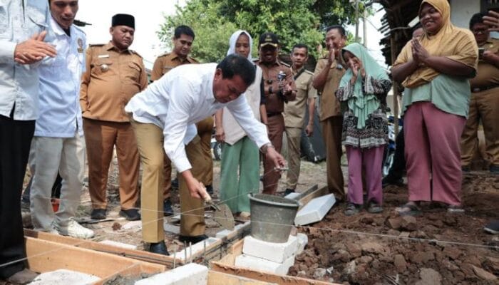 Bupati Tangerang Maesyal Rasyid meletakkan batu pertama pembangunan RTLH bagi warga Sindang Asih, Kecamatan Sindang Jaya.