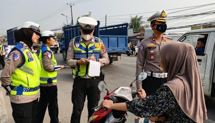 Program Si Caka Satlantas Polresta Tangerang hadir untuk meningkatkan kesadaran dan keselamatan pengendara di jalan raya.