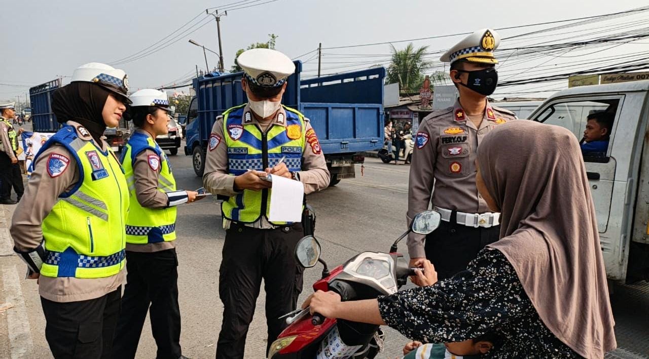 Program Si Caka Satlantas Polresta Tangerang hadir untuk meningkatkan kesadaran dan keselamatan pengendara di jalan raya.