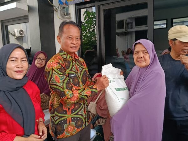 Bantuan Pangan Bapanas Disalurkan, 924 KPM di Rawa Arum Terima Beras