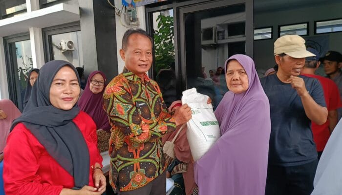 Bantuan pangan Bapanas disalurkan kepada 924 KPM di Rawa Arum Cilegon. Setiap keluarga menerima 30 kilogram beras.