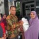 Bantuan pangan Bapanas disalurkan kepada 924 KPM di Rawa Arum Cilegon. Setiap keluarga menerima 30 kilogram beras.