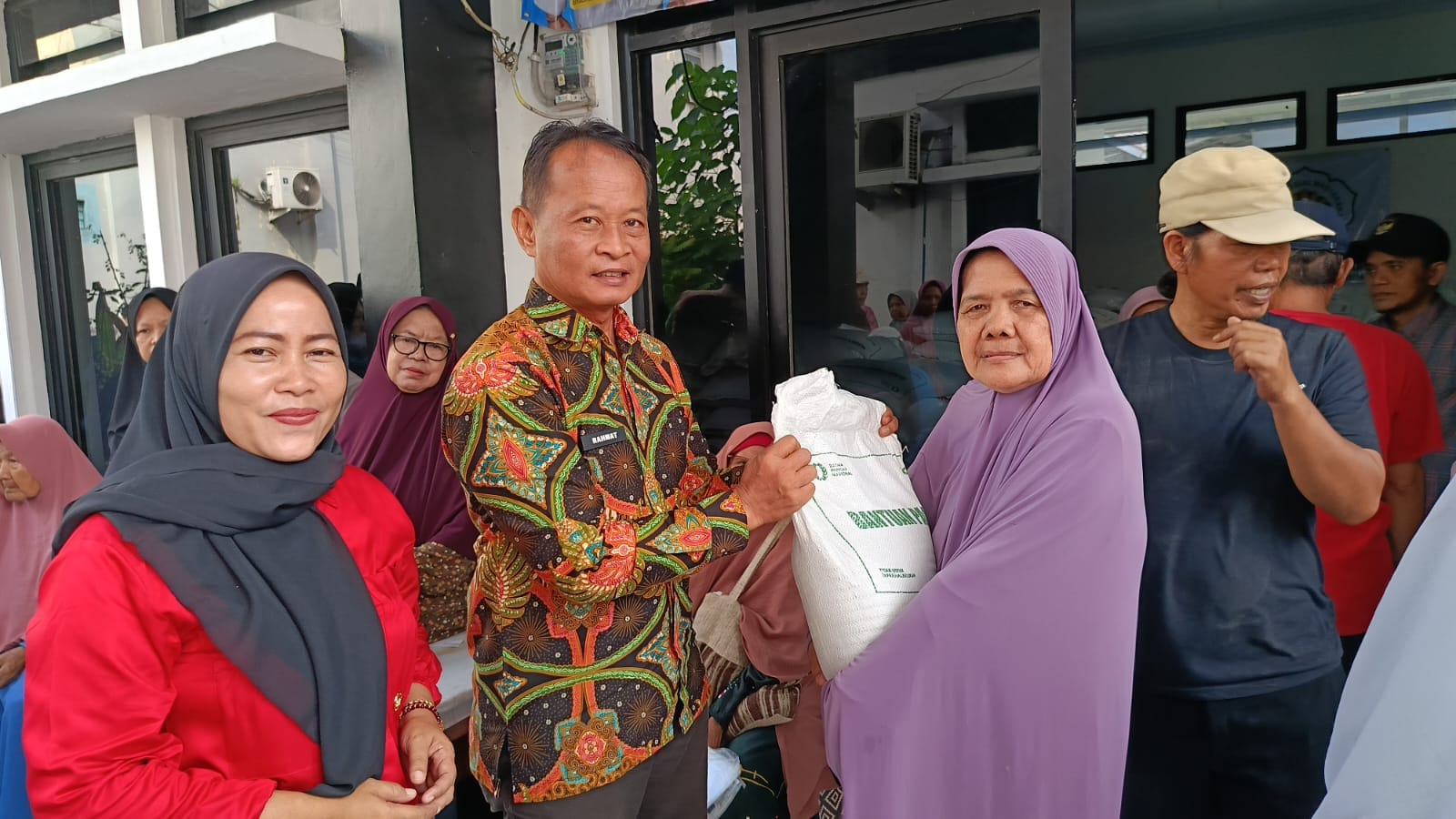 Bantuan pangan Bapanas disalurkan kepada 924 KPM di Rawa Arum Cilegon. Setiap keluarga menerima 30 kilogram beras.