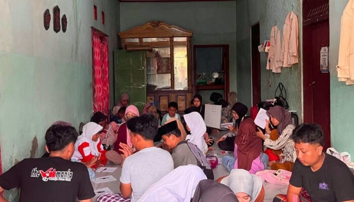 KKN Kelompok 11 UIN Banten menggelar bimbingan gratis bagi anak SD di Desa Cikareo untuk mendorong semangat belajar.