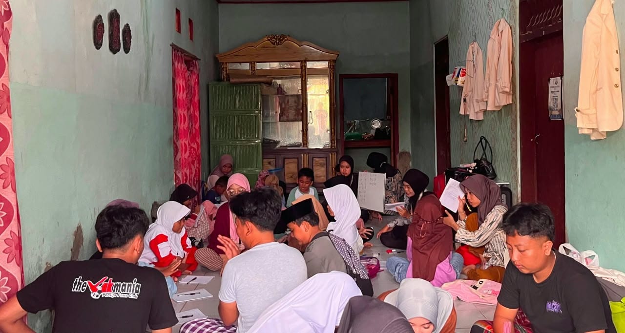 KKN Kelompok 11 UIN Banten menggelar bimbingan gratis bagi anak SD di Desa Cikareo untuk mendorong semangat belajar.