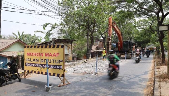 Jalan Marsekal Suryadarma Tangerang menerapkan contraflow selama rekonstruksi. Pengendara diminta patuhi rambu dan petugas.