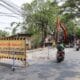 Jalan Marsekal Suryadarma Tangerang menerapkan contraflow selama rekonstruksi. Pengendara diminta patuhi rambu dan petugas.