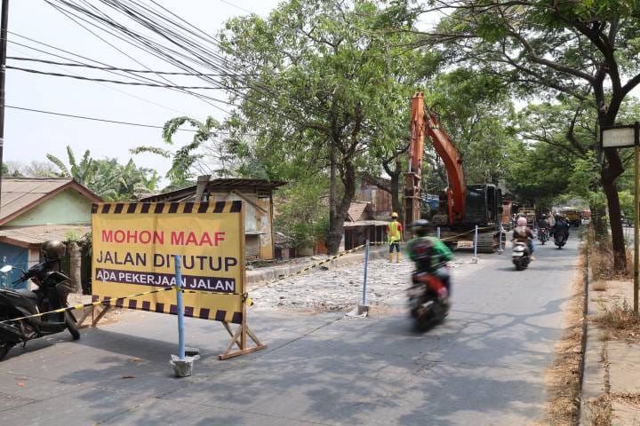 Jalan Marsekal Suryadarma Tangerang menerapkan contraflow selama rekonstruksi. Pengendara diminta patuhi rambu dan petugas.