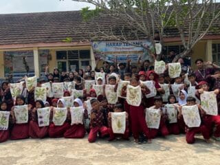 Kelompok 10 KKN UIN SMH Banten Kenalkan Ecoprint dan Dampingi Pembelajaran 67 Siswa SDN 1 Curugpanjang
