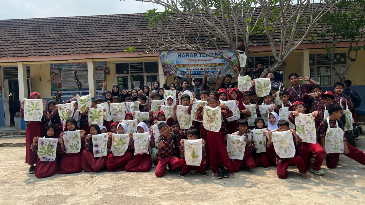 Kelompok 10 KKN UIN SMH Banten menggelar program mengajar dan edukasi ecoprint untuk 67 siswa SDN 1 Curugpanjang.
