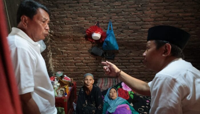 Bupati Tangerang meninjau langsung rumah warga Kali Asin yang roboh, sekaligus memastikan kondisi dan kesehatan korban.