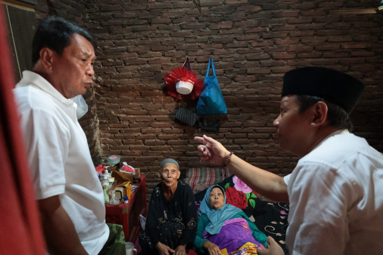 Bupati Tangerang meninjau langsung rumah warga Kali Asin yang roboh, sekaligus memastikan kondisi dan kesehatan korban.