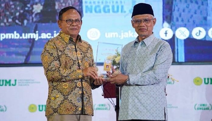 Haedar Nashir menerima Kartu Wartawan Utama Khusus Dewan Pers dalam Hari Pers dan Literasi Muhammadiyah 2026 di UMJ.