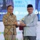 Haedar Nashir menerima Kartu Wartawan Utama Khusus Dewan Pers dalam Hari Pers dan Literasi Muhammadiyah 2026 di UMJ.