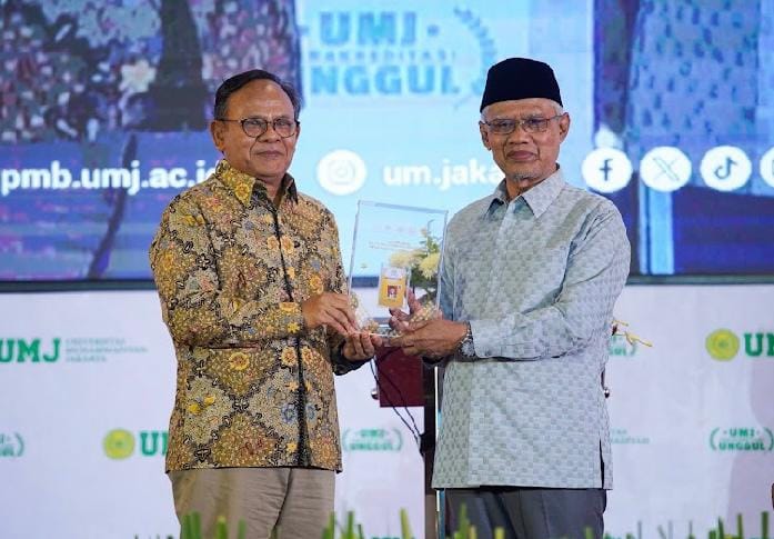 Haedar Nashir menerima Kartu Wartawan Utama Khusus Dewan Pers dalam Hari Pers dan Literasi Muhammadiyah 2026 di UMJ.