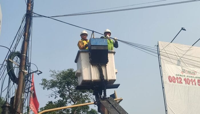 Pemkot Tangsel menertibkan kabel fiber optik yang melanggar aturan demi menjaga keselamatan pengguna jalan dan ketertiban kota.