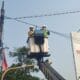 Pemkot Tangsel menertibkan kabel fiber optik yang melanggar aturan demi menjaga keselamatan pengguna jalan dan ketertiban kota.