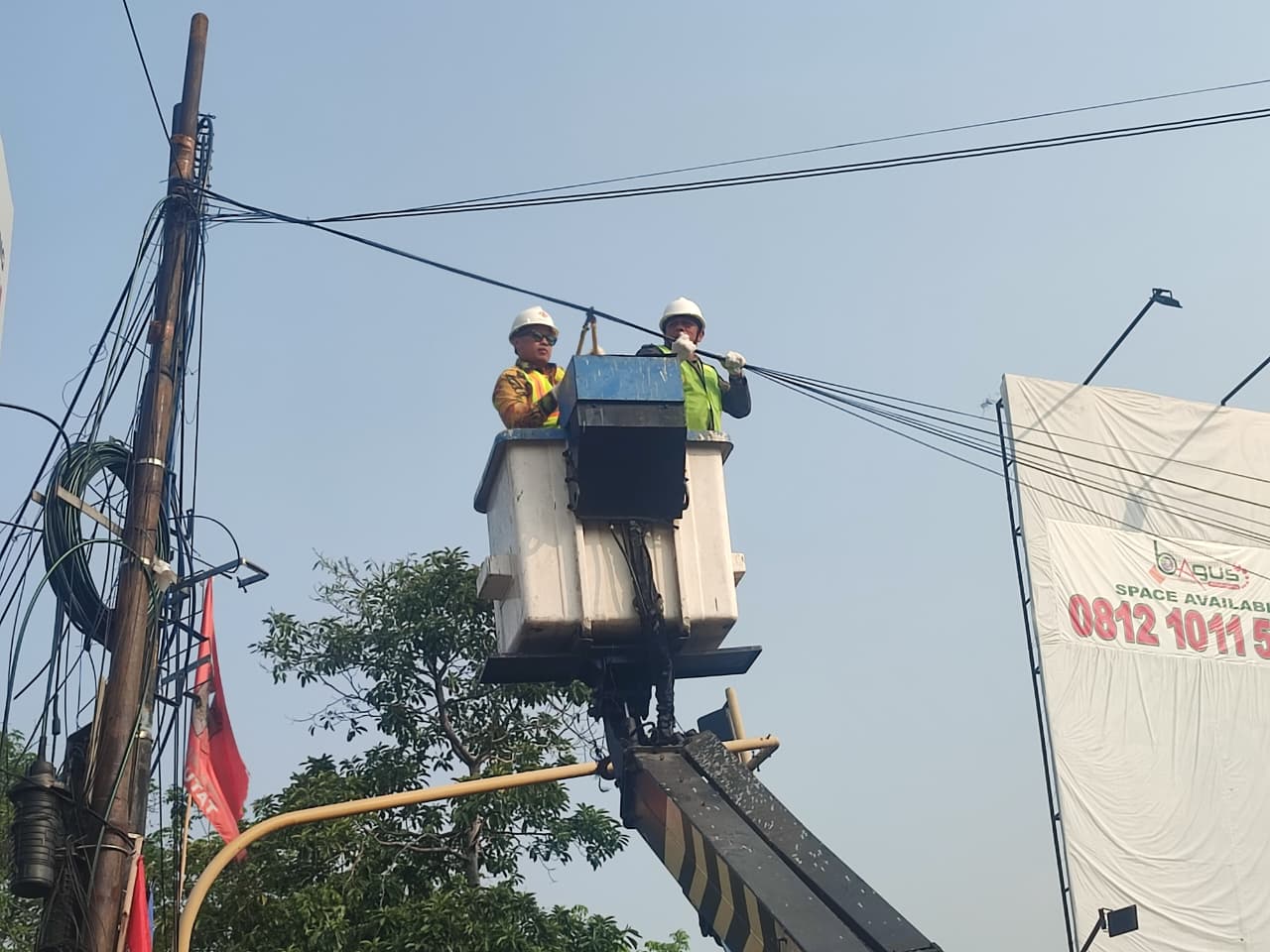 Pemkot Tangsel menertibkan kabel fiber optik yang melanggar aturan demi menjaga keselamatan pengguna jalan dan ketertiban kota.